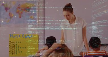 Öğretmen tarama çalışması sınıfta eğilip kalem rehberliği öğrencilere kod olarak yardımcı oluyor. Eğitmen, sınıf, çocuklar, eğitim, öğrenme, dijital, destek