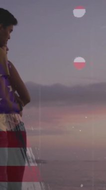 Amerika bayrağının sahilde birbirini kucaklayan çifte etkisi. Bağımsızlık Günü kutlaması ve tatil konsepti