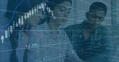 Merkez kadının daktilo ve işaret etmesi takım sonuçlanırken dizüstü bilgisayarda dalgalanmalara neden oluyor. İşbirliği, analitik, iş, takım çalışması, dijital, modern, büyüme