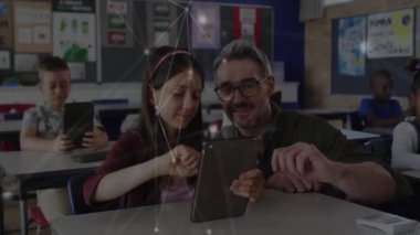 Dersi ilerletmek için tableti tıklatan kızlar, animasyon simgeleriyle rehberlik eden öğretmenler ve kendine güveni arttıran kızlar. Eğitim, sınıf, teknoloji, işbirliği, öğrenme, dijital, öğrenci