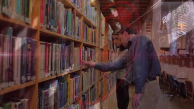 Meslektaşlar kütüphane koridorunda kitap dikenlerini tarıyor, kırmızı kitabı çekmeden önce yıl örtülerini gösteriyorlar. Kütüphane, işbirliği, bilgi, eğitim, araştırma, okuma, akademik