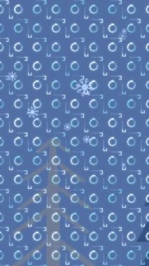 Mavi arka plandaki Noel ağacı simgelerinin üzerine düşen kar taneleri üzerindeki soyut desenlerin animasyonu. Noel şenliği ve kutlama konsepti