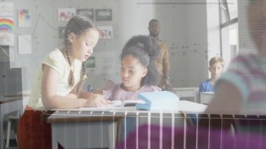 Çalışma kitabına işaret eden kız animasyon grafiği ya da grafiği öğrenmede yol gösteren sınıf arkadaşını gölgede bırakıyor. Eğitim, işbirliği, sınıf, öğrenme, öğretici, gençlik, akademik