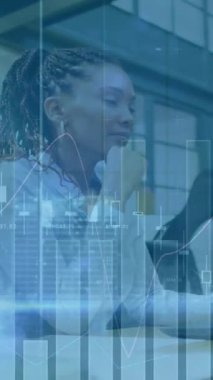 Afro-Amerikan kadınının ofisinde grafiklerin canlandırılması. İş, finans ve ekonomi kavramı dijital olarak oluşturulmuş video.