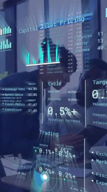 Ofisteki çeşitli iş adamları üzerinde finansal veri işleme animasyonu. Küresel ağlar, işletmeler, finansmanlar, hesaplama ve veri işleme kavramı dijital olarak oluşturuldu.