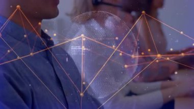 Çağrı merkezi ajanı mikrofonu ayarlıyor, veri görünümü için titreşen ağ düğümleriyle dönen dünyayı etkinleştiriyor. Teknoloji, iletişim, dijital, bağlantı, işbirliği, fütüristik, profesyonel