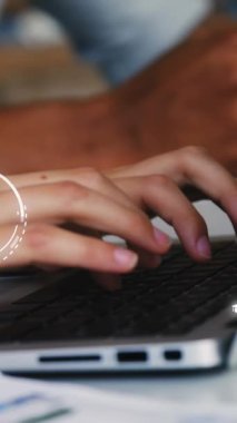 Ofiste dizüstü bilgisayar ve cep telefonu kullanan çeşitli iş arkadaşlarının üzerinde daireler çizerek çoklu simge oluşturulması. Dijital bileşim, çoklu pozlama, rapor, iş dünyası, küreselleşme, eğitim ve teknoloji.