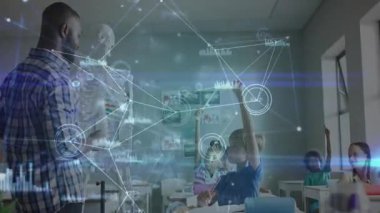 Öğretmenlerin iskelete dokunması ve öğrencilerin eğitim için el kaldırması gibi AR anatomisinin örtüşmesi. Gelecek, işbirliği, yenilik, teknoloji, öğrenme, eğitim, görselleştirme