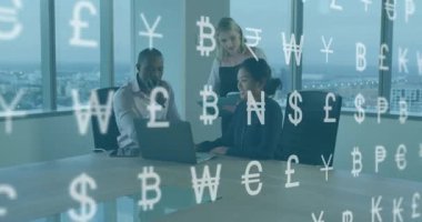 Finans ekibi dizüstü bilgisayara veri giriyor ve konferans odasında para birimi sembollerinin sürüklenmesine neden oluyor. İşbirliği, finans, kentsel, profesyonel, takım çalışması, yenilik, strateji