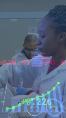 Çeşitli doktorlar üzerinde finansal veri işleme animasyonu. küresel tıp, sağlık ve teknoloji konsepti dijital olarak üretilen video.