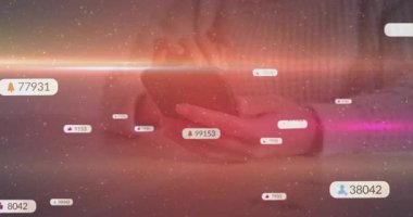 Kadın ellerinin telefonu dinlemesi, parçacıkların üzerinde dönen teknolojik uyarı rozetlerine ve işaret fişeğine neden oluyor. Teknoloji, dijital, geleceksel, arayüz, iletişim, yenilik, mobil