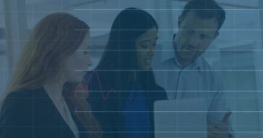 Finans ekibi verileri analiz etmeye ve şebeke örtüsünü etkinleştirmeye eğiliyor. Değişen çizgi grafikleri ortaya çıkıyor. İşbirliği, analitik, teknoloji, iş, yenilik, takım çalışması, dijital