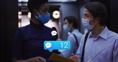 Asansör jest klasöründeki iş ikilisi 8-95 yükselen animasyon sohbet baloncukları gibi konuşuyor. İşbirliği, iletişim, takım çalışması, profesyonel, teknoloji, diyalog, kurumsal