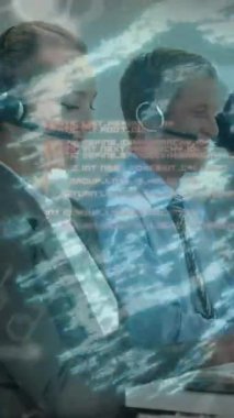 Güvenlik kilidinin animasyonu ve iş adamları üzerindeki bağlantı ağı. Dijital olarak oluşturulmuş küresel çevrimiçi güvenlik, bağlantılar, iş, finans ve veri işleme kavramı.