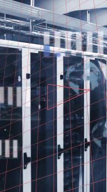 Bilgisayar sunucuları üzerinde ikili kodlama ve veri işleme animasyonu. Küresel ağlar ve veri işleme kavramı dijital olarak oluşturuldu.