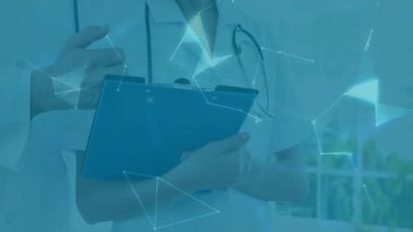 Kadın doktor elinde dosya, erkek doktor tıbbi inceleme için holografik küre oluşturuyor. Tıbbi, işbirliği, teknoloji, yenilik, sağlık, dijital, profesyonel