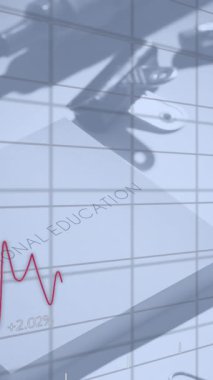 Ofis eşyalarının üzerinde finansal veri işleme animasyonu. Küresel iş, bilgisayar ve veri işleme kavramı dijital olarak oluşturulmuş video.