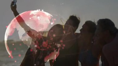 Kadınlar, sosyal medyanın yörüngesindeki plaj animasyonunda grup selfie 'si için akıllı telefon yetiştiriyorlar. Arkadaşlık, eğlence, açık hava, dijital, bağlantı, iletişim, modern