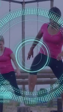 Engelli koşu parkurunda çeşitli kadınlar üzerinde veri işleme animasyonu. Küresel spor, sağlık, fitness ve dijital arayüz kavramı dijital olarak oluşturulmuş video.