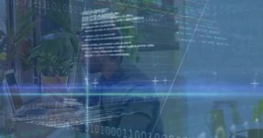 Mali analist görüş alanına giriyor, kod grafikleriyle finansal analizleri izlerken daktilo yazıyor. Teknoloji, veri, analitik, finans, modern, dijital, yenilik