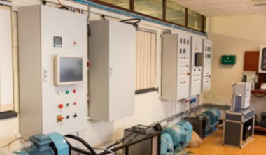 Duvara monte edilmiş kontrol dolabı düz dizayn ekipman odasındaki pencereli elektrikli motorlara güç veriyor. Sanayi, makine, otomasyon, teknik, mühendislik, altyapı, kesinlik