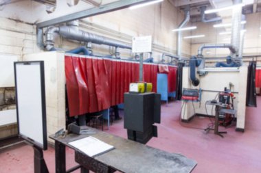 Aydınlatılmış fabrikada boş montaj hattı