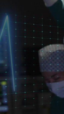 Hastanedeki hastaları ameliyat eden çeşitli cerrahların kardiyografisinin canlandırılması. Tıp, sağlık ve dijital arayüz kavramı dijital olarak oluşturulmuş video.