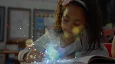 Kırmızı kalemi eline alan ve ders kitabında ışıldayan el yazısı pratiği yapan bir kız. Eğitim, büyü, yaratıcılık, canlı, çocukluk, odaklanma, ilham