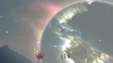 Küreselleşen yoga ikilisi, Starfield Sahili 'nde ağaç duruşunu tutarak refahı arttırıyor. Gezegen, farkındalık, huzur, birlik, denge, maneviyat, uyum