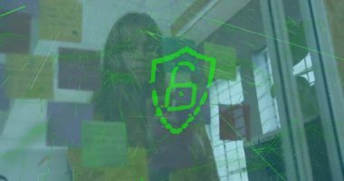Profesyonel kadın cam levha üzerinde çalışıyor ve ağ verilerini güvence altına almak için asma kilit animasyonunu başlatıyor. Siber güvenlik, veri koruması, yenilik, dijital, işbirliği, modern, teknoloji