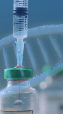 Şırınga, DNA iplikçiklerinin üzerine şişeden sıvı çekiyor. Tıbbi, laboratuvar, sağlık, genetik, biyoteknoloji, enjeksiyon