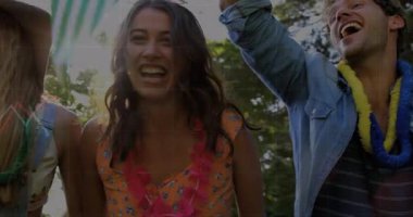 Arkadaşların parkta tezahürat yapması, kanat çırpan kumaşların pazarlama artışını gösteren animasyon grafikleri başlatması gibi. Kutlama, yoldaşlık, açık hava, coşku, şenlik, birlik, mutluluk