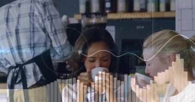 Kahve kokan ve kafede çörek tatan iki kadın bar çizelgeleriyle satış takibi yapıyor. Samimi, dostluk, işbirliği, modern, kentsel, sosyal, sıcak