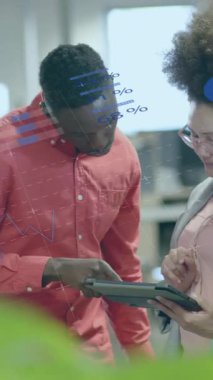 Ofisteki çeşitli iş adamları üzerinde finansal veri işleme animasyonu. Küresel finans, iş, bağlantılar, hesaplama ve veri işleme kavramı dijital olarak oluşturulmuş video.