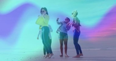 Eğlence, neon dalgaları kullanarak gün batımında sahilde eğlenmek için dans eden dört arkadaşı kabul ediyor. Parti, kutlama, enerjik, enerjik, açık hava, yaşam tarzı, gençlik