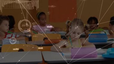 Orta okul öğrencisi sınıfa çizgi roman yerleştiriyor ve çizgi roman yazıyor. Animasyon veri düğümleriyle birlikte. Çocuklar, eğitim, öğrenim, kırtasiye, teknoloji, sınıf, akademik