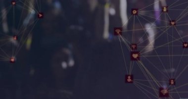 Görünmeyen el mikrofonu çerçeveye kaldırıyor, hoparlör animasyon simgeleriyle sosyal medya konuşması yapıyor. Topluluk önünde konuşma, ağ kurma, dijital iletişim, canlı, profesyonel, konferans, katılım