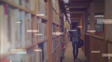 Kadın öğrenci kütüphane koridorunda yürürken teknik medya istemlerine erişerek UI kaplamaları başlatıyor. Teknoloji, okur yazarlık, eğitim, dijital, yenilik, çağdaş, keşif