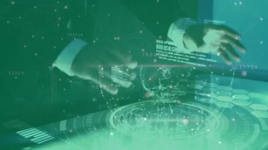 Eller masanın üstünde geziniyor veri panellerini etkinleştiriyor ve ortaya çıkan dünyayı görselleştiriyor. Teknoloji, fütürist, arayüz, yenilik, analitik, dijital, kurumsal