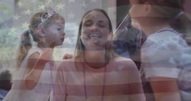 Kapıda annelerine yaklaşan kızlar eğilip eğitim için kurabiye kaplamalı öpücükler teklif ediyorlar. Aile, çocukluk, oyun, açık hava, neşe, bağ, yaşam tarzı