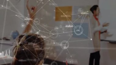 Çocuk el kaldırıyor, öğretmenler el kol hareketi yaparken verileri birleştiriyor sonra da çocuklar sınıfta notlar yazıyor. Eğitim, öğrenim, okur yazarlık, teknoloji, iletişim, işbirliği, modern