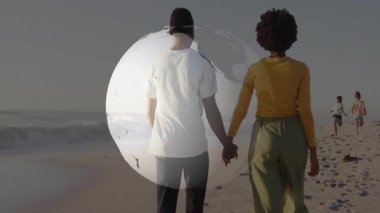 Dönen küre, dünyayı gözler önüne seriyor. Yürüyen kıyı şeridi çocukları seyahat eden dalgaları kovalıyor. Dünya, aile, sahil, sahil, ufuk, ayak izleri, dalgalar.