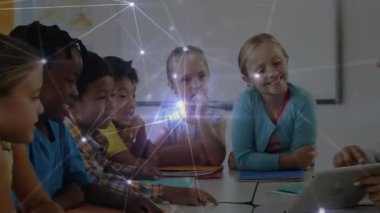 Öğretmen tableti tıklatıyor, sınıfta dersleri anlatıyor, öğrenciler öne eğiliyor ve cevap veriyor. Eğitim, işbirliği, teknoloji, öğrenme, gençlik, yenilik, sınıf