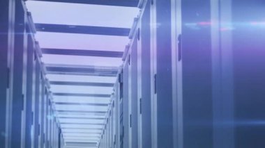 Başlangıçta koridorda süzülen ışık çizgilerinde kod parçacıkları titreşerek veri akışını gösteriyor. Teknoloji, siber güvenlik, dijital, geleceksel, yenilik, ağ, altyapı