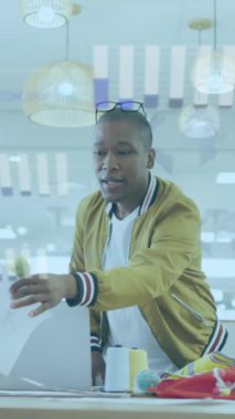 Muhtelif meslekdaşlar üzerinde istatistiksel veri işleme animasyonu ve ofiste görüşülen belgeler. İş veri teknolojisi kavramı