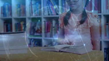 Çocuk, çalışma masasını kaplayan metinleri analiz etmek için holografik ızgarayı başlatan açık kitaba dokunuyor. Eğitim, yenilik, teknoloji, gençlik, merak, öğrenme, fütüristik