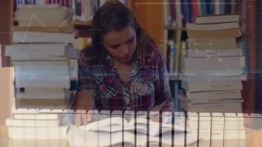 Kitabı kütüphane masasına çekmek, sayfaları tarayan kadın, araştırma için grafik örtüleriyle notlar almak. Eðitim, bilgi, konsantrasyon, edebiyat, eðitim, akademik