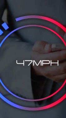 Akıllı telefon kullanan beyaz adamın elleri üzerinde hız göstergesinin animasyonu. Ağ, iletişim, hız ve teknoloji konsepti dijital olarak oluşturulmuş video.