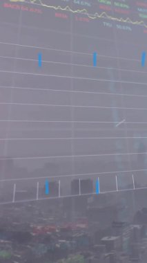 Şehir manzarası üzerinde finansal veri işleme animasyonu. Küresel finans, iş, bağlantılar, hesaplama ve veri işleme kavramı dijital olarak oluşturulmuş video.