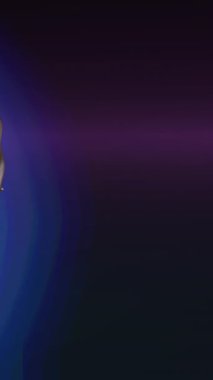 Kolları mor arka planda çaprazlanmış Afro-Amerikan erkek basketbolcunun animasyonu. Fotokopi alanı olan profesyonel spor şablonu konsepti, dijital olarak oluşturulmuş video.